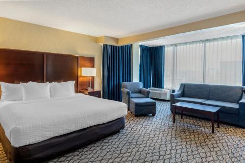Habitación de hotel con cama y silla en Clarion Hotel Anaheim Resort, en Anaheim