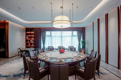 太原市にあるHoliday Inn Taiyuan City Centerの大きなテーブルと椅子付きの会議室を利用できます。