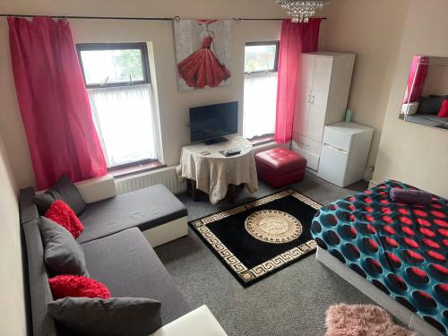 a living room with a couch and a table at Quite Broad Rest 3 in Longford