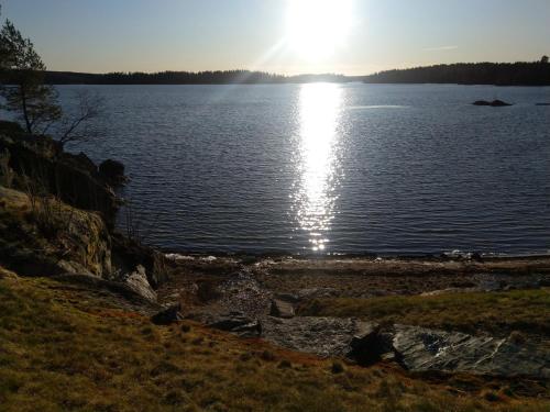a view of a lake with the sun setting at Sokkelleilighet rett ved Saltstraumen in Bodø