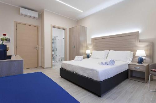 Agorà Vulcano في Crosia: غرفة نوم بسرير كبير مع وسادتين