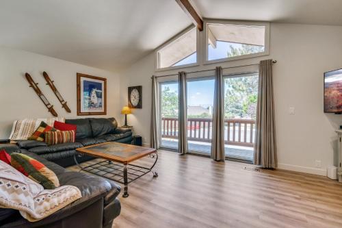 Cottonwood HeightsFour resorts within 20 minutes from your door step!!的带沙发和桌子的客厅