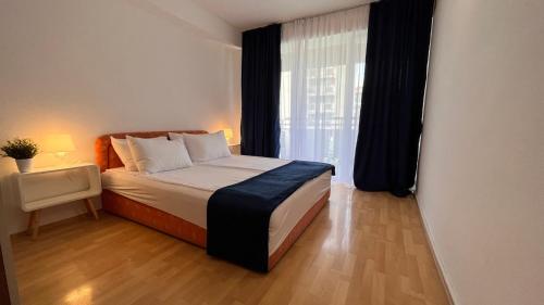 ein kleines Schlafzimmer mit einem Bett und einem Fenster in der Unterkunft 4M Apartments in Ohrid