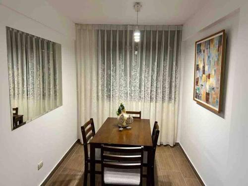 een eetkamer met een houten tafel en stoelen bij Cozy Family Full Apartament Excelent WIFI in Lima