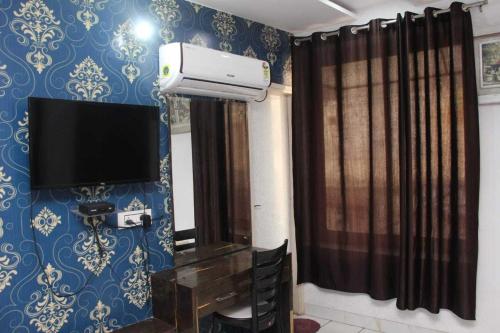 una stanza con TV a schermo piatto e asciugacapelli di Hotel O Food Plaza a Zirakpur