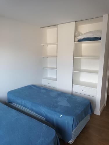 1 dormitorio con 2 camas y armario en Impecable 2 ambientes totalmente equipado en Mar del Plata