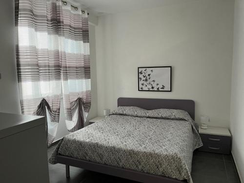 イスキアにあるCasa Vacanza Vitielloのベッドルーム1室(ベッド1台、大きな窓付)
