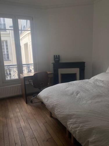 パリにある1 bedroom apartment in Montmartreのベッドルーム1室(ベッド1台、デスク、椅子付)