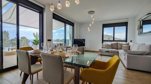 Un comedor con mesa y sillas en ALLONBAY sea front luxury penthouse, en Villajoyosa
