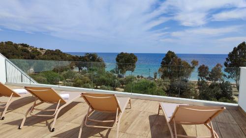 Un balcón con sillas y vista al mar. en ALLONBAY sea front luxury penthouse, en Villajoyosa