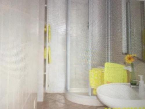 y baño con ducha y lavabo blanco. en Ferienhaus Bella Vista, en Villarios