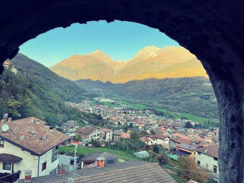 a view of a town with mountains in the background at Casa vacanze la torre in Malonno