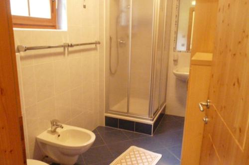 W łazience znajduje się prysznic, toaleta i umywalka. w obiekcie Hotel Larchhof Ratschings w mieście Racines