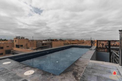 Rooftop pool, bright & cozy apartment in city center