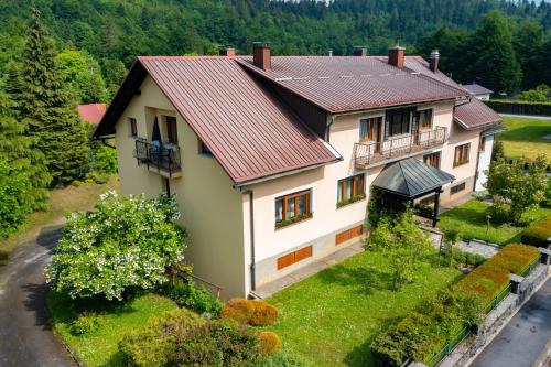 an aerial view of a house with a roof at Apartmani Gruzdovo in Delnice