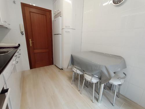 Dapur atau dapur kecil di Apartamento con jardín privado cerca playa Usil - Mogro