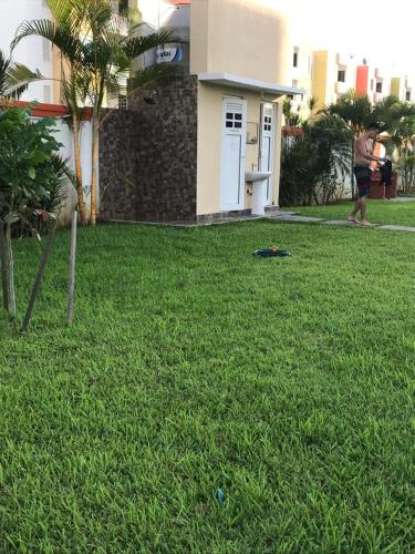 une personne marchant dans la cour d'une maison dans l'établissement Depto real del palmar, à Aguacatillo