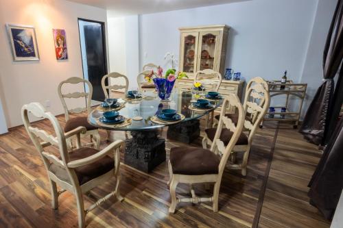 a dining room with a table and chairs at QualiteGuest/ Departamento Polanco/CDMX in Mexico City