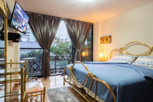 a bedroom with a bed and a large window at QualiteGuest/ Departamento Polanco/CDMX in Mexico City