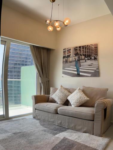 Een zitgedeelte bij Athesa Apartments Downtown Dubai Business Bay
