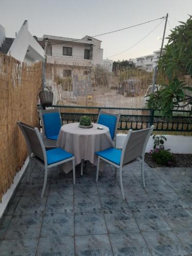un tavolo e sedie seduti su un patio di Giotouli Apartment a Afantou