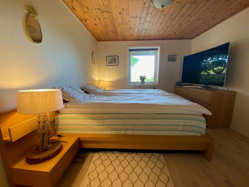 a bedroom with a bed and a lamp on a table at Brunns Lake House in Ulricehamn