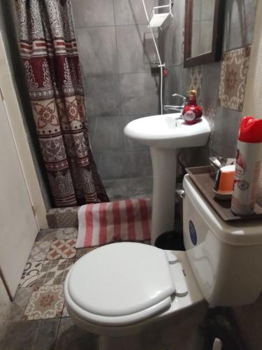 ein Bad mit einem WC und einem Waschbecken in der Unterkunft Loft aeropuerto in Guatemala