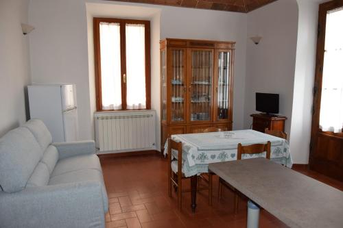 un soggiorno con divano e tavolo di Appartamento Polino a Chianciano Terme