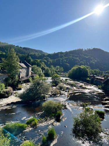 een luchtzicht op een rivier in een dorp bij Riversdale House Bed & Breakfast in Llangollen