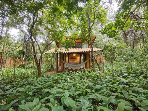 Vila Floresta - Chalé da Mata في ساو خورخي: منزل شجرة في وسط غابة