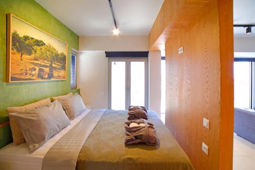 Heraklion Harbour Penthouse في مدينة هيراكيلون: غرفة نوم بسرير كبير في غرفة