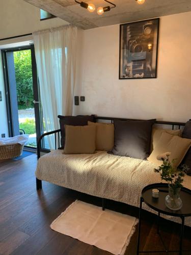 sypialnia z łóżkiem, stołem i oknem w obiekcie Casa di Giacobbe Loft apartment Amalfi w mieście Frydlant nad Ostrawicą