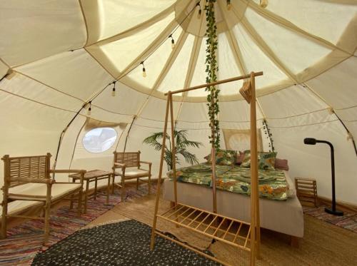um quarto com uma cama numa tenda em Galleriet BnB em Stenkyrka