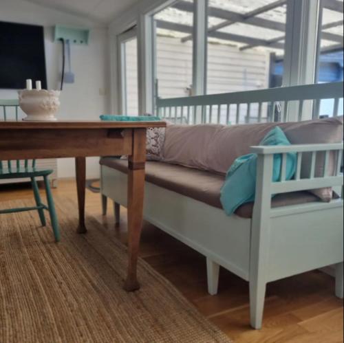 Ein Sitzbereich in der Unterkunft Real holiday feeling next to beach and restaurant