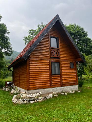 einem Blockhaus mit einem Fenster auf der Seite in der Unterkunft Šum Rzava 2.0 in Arilje