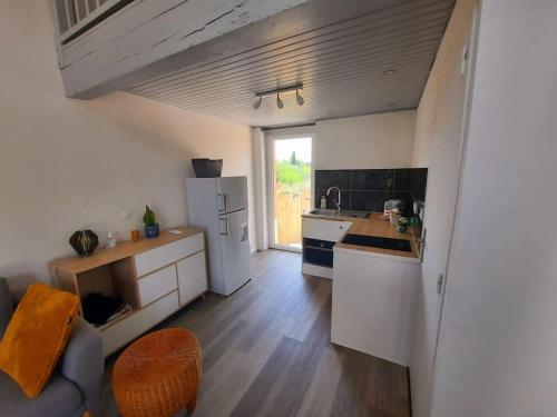 cocina con nevera y encimera en adorable guest house avec jardin et parking privatif, en Aix-en-Provence