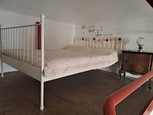 מיטה או מיטות בחדר ב-Piccolo loft zona Valentino