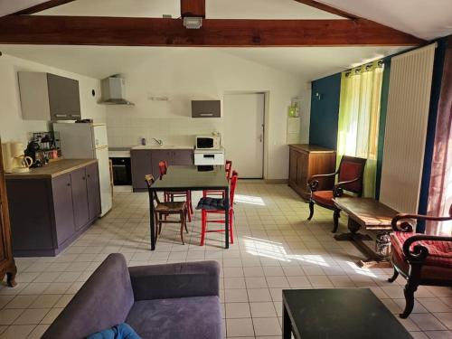 Il dispose d'une cuisine et d'un salon avec un canapé et une table. dans l'établissement Appartement Malleval Chez Jeanne, à Malleval
