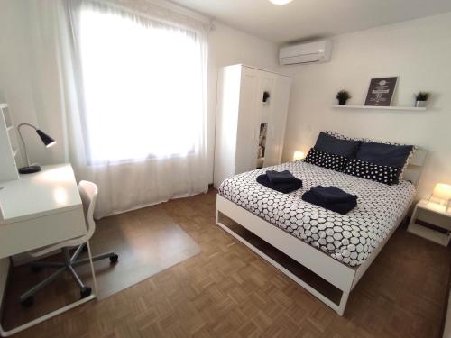 a bedroom with a bed and a desk and a window at Standing 4(*), 94m, lumineux, calme à Euromed in Marseille