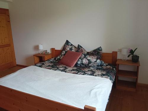 1 dormitorio con 1 cama con sábanas y almohadas blancas en Ferienwohnungen Aumayr, en Gutau