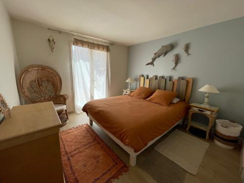 - une chambre avec un lit et deux oiseaux sur le mur dans l'établissement Villa st maxime, à Sainte-Maxime