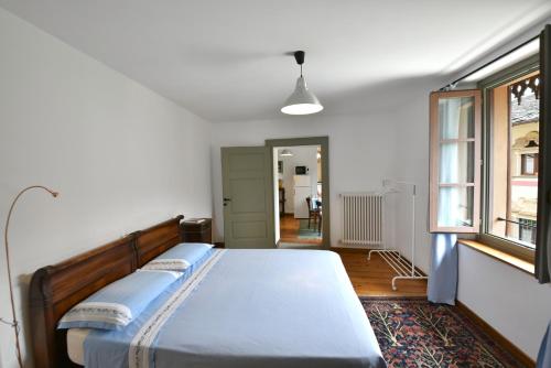 1 dormitorio con 1 cama en una habitación con ventana en La Sorgente al Roseto del Drago en San Bernardo