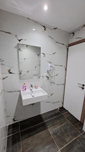 Bilik mandi di Apartaments Rraku