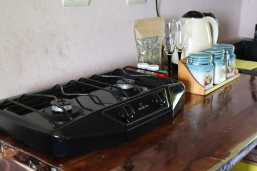 une cuisinière noire assise sur un comptoir en bois dans l'établissement EcoXata, à Slavsko