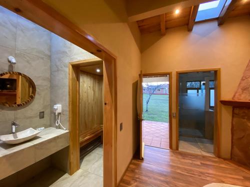 a bathroom with a sink and a mirror at Cabañas Rancho El Mayab in Zacatlán