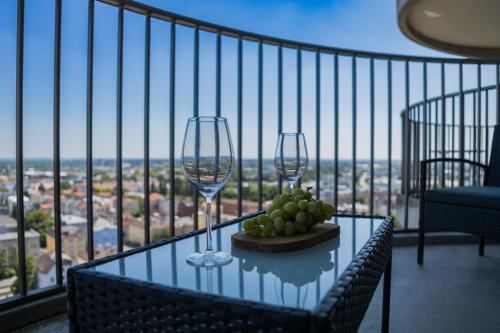 twee wijnglazen en een fruitschaal op een tafel bij Fresh apartment - 20th floor - Netflix - Center in Augsburg