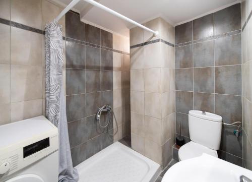 a bathroom with a shower and a toilet at Summer Breeze apartment in Póndi
