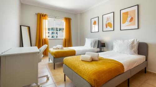 מיטה או מיטות בחדר ב-Villas Boas House Silves