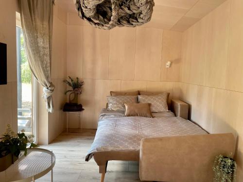 - une chambre avec un lit et un canapé dans l'établissement MOSS and pines by the sea with private parking, à Ventspils