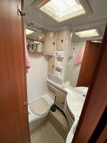 małą łazienkę z toaletą i umywalką w obiekcie Luksusowy Kemping w mieście Leśna